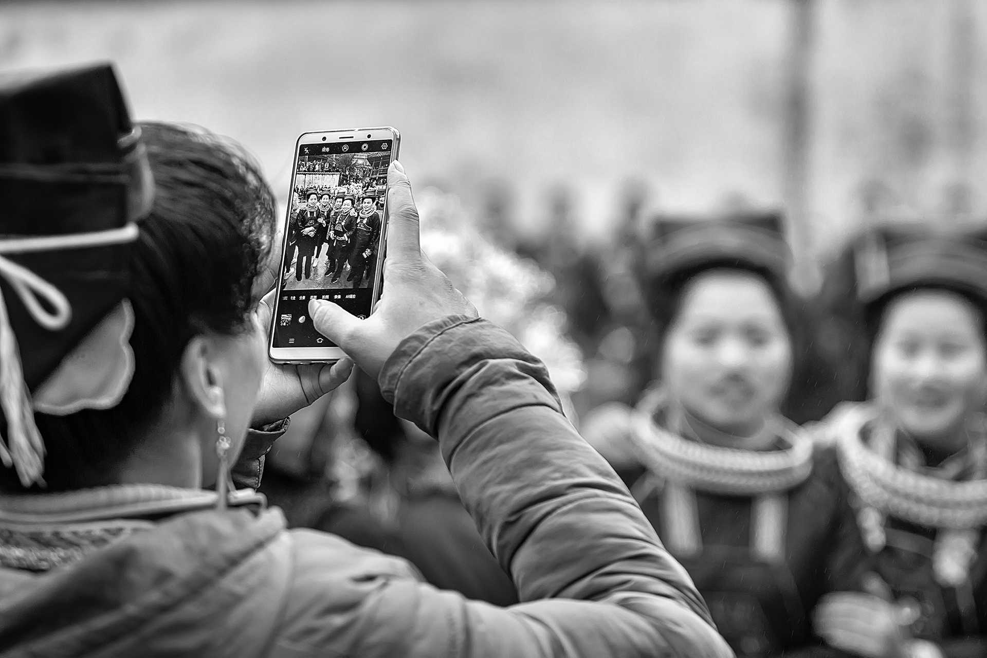 2019年２月１１日送陇村，人手一部手机已成为苗女拍照利器.jpg